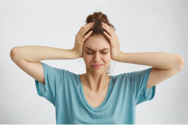 Descubre lo que la Migraña Roba en Silencio Día de la Migraña, Mujer con Migraña. Fuerte dolor de cabeza.